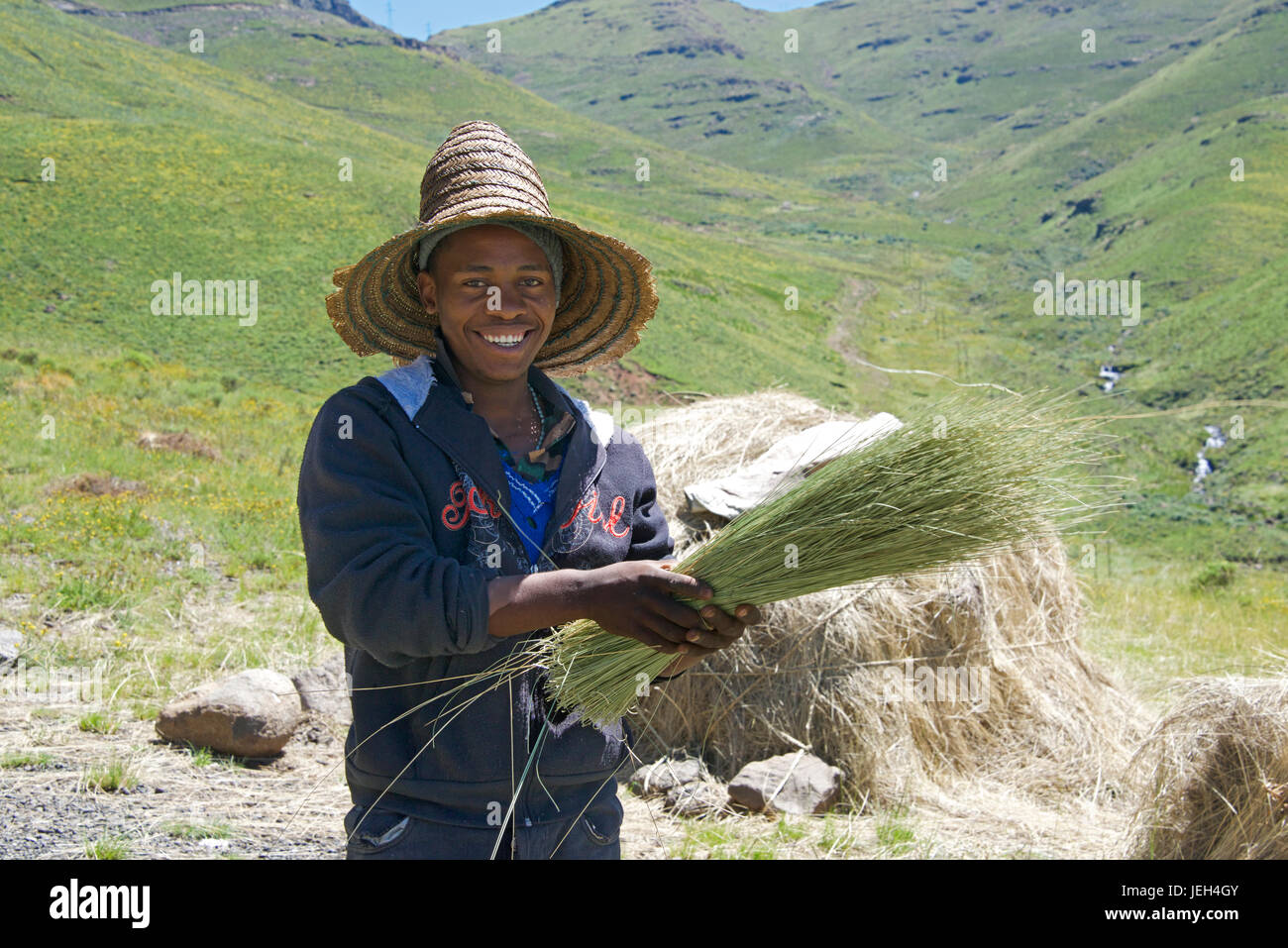Mann trägt Basotho-Hut mit getrockneten Pflanzen Maloti Mountains Leribe Bezirk Lesotho Südliches Afrika Stockfoto