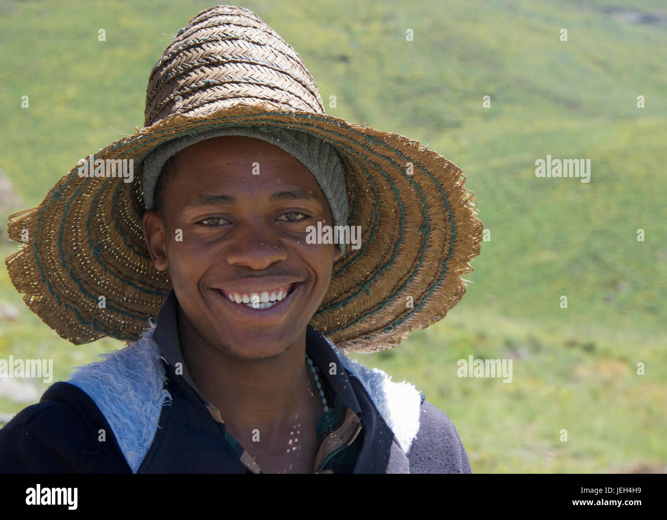 Lächelnder Mann Porträt Basotho-Hut Leribe Bezirk Lesotho Südliches Afrika Stockfoto