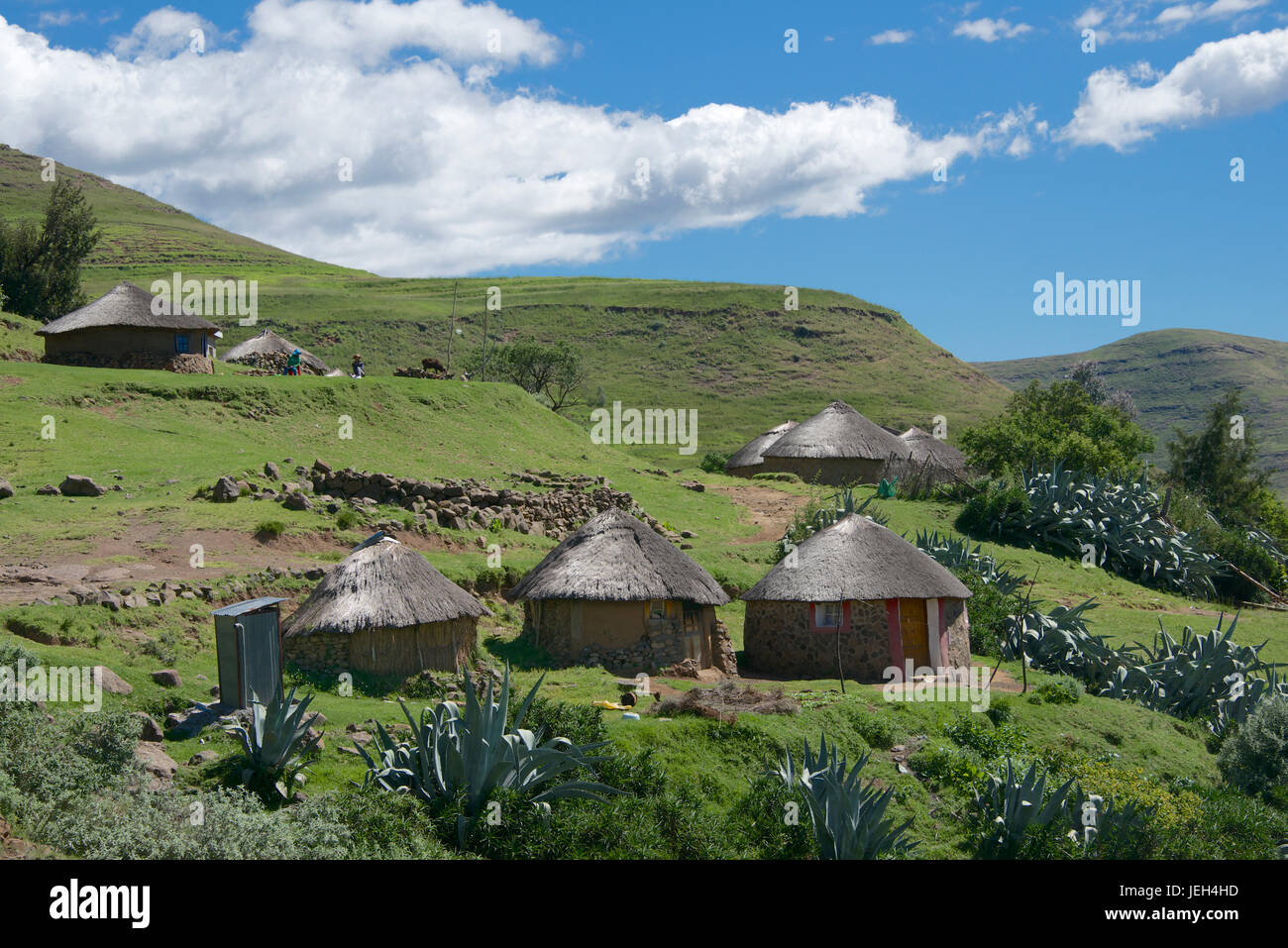 Traditionelles Lesotho Dorf mit strohgedeckten Rundhütten Maloti Mountains Leribe Bezirk Lesotho Südliches Afrika Stockfoto