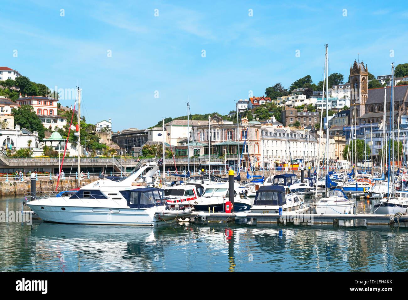 Boote vor Anker in der Marina in Torquay, Devon, England, Großbritannien, uk. Stockfoto