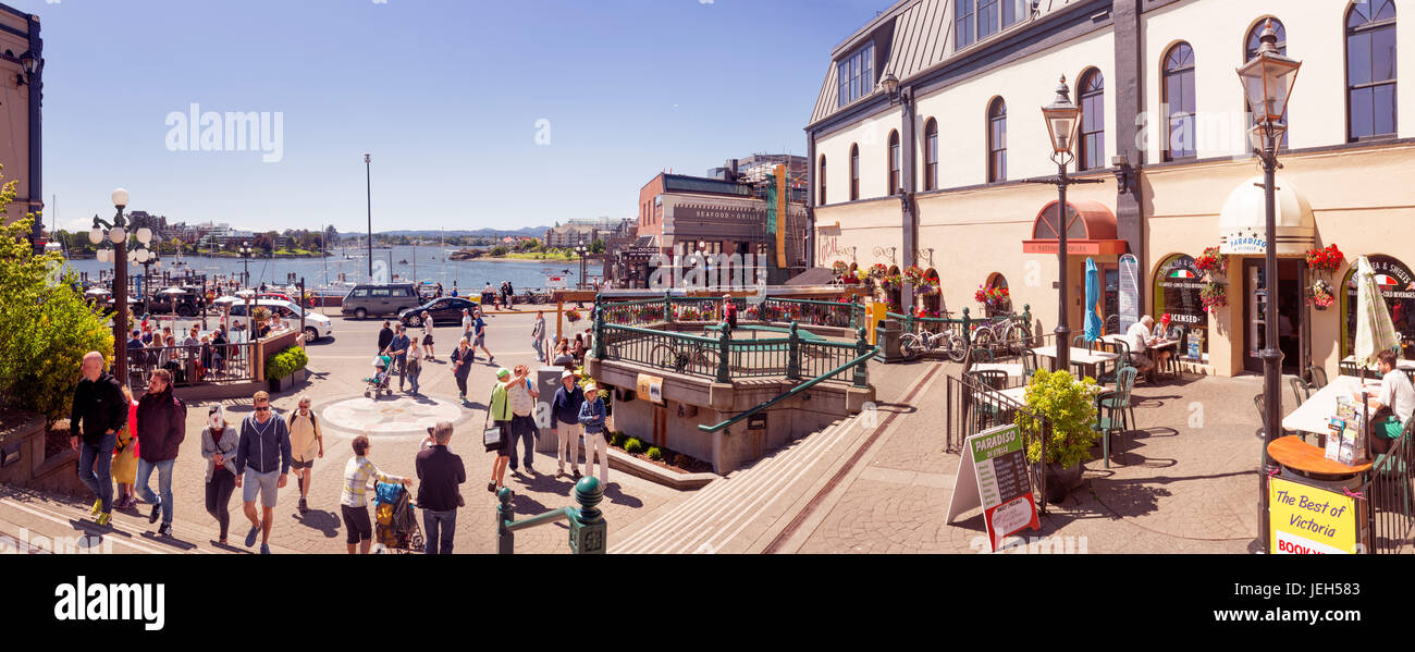 Panorama von Menschen an der Bastion Square und Wharf Street in der Innenstadt von Victoria, BC, an einem sonnigen Sommertag. Paradiso Di Stelle-Café-Terrasse. Victor Stockfoto