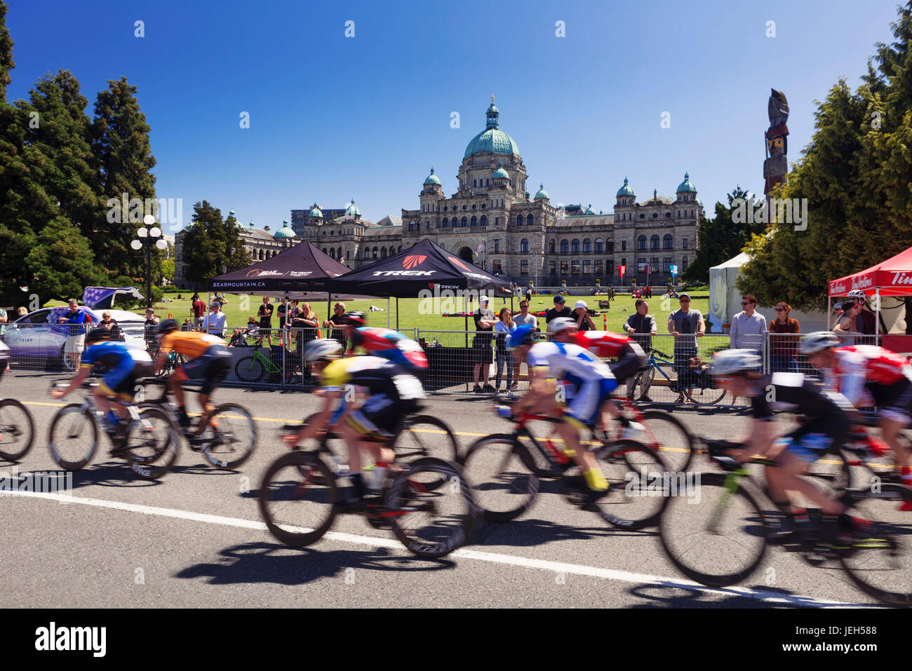 Führerschein erhältlich unter MaximImages.com - Radfahrer, die am British Columbia Legislature Building vorbeifahren. Robert Cameron Law Cycling Series, Radrennen Stockfoto