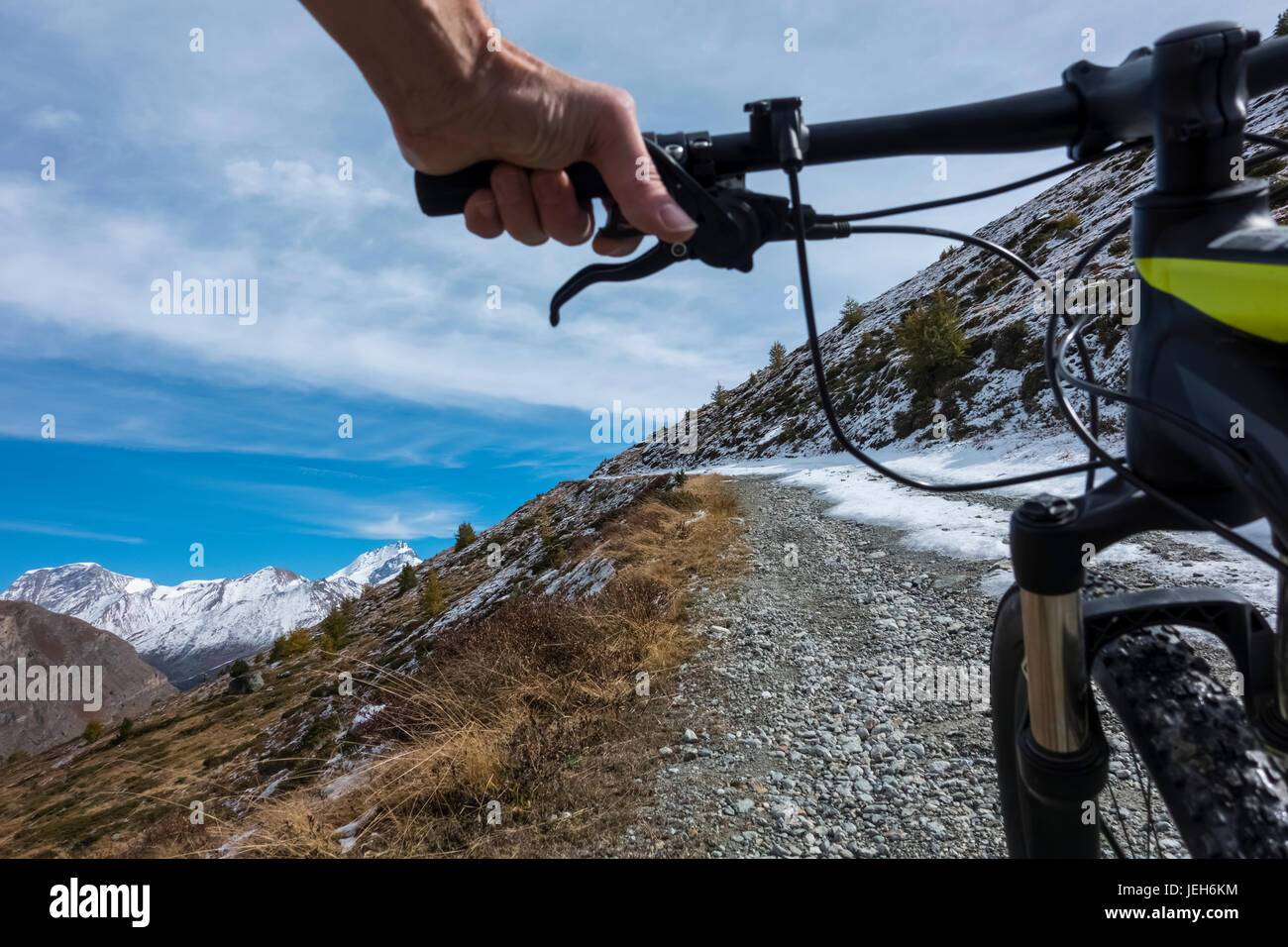 Mountainbiken in den Walliser Alpen, in der Nähe von Zermatt; Wallis, Schweiz Stockfoto