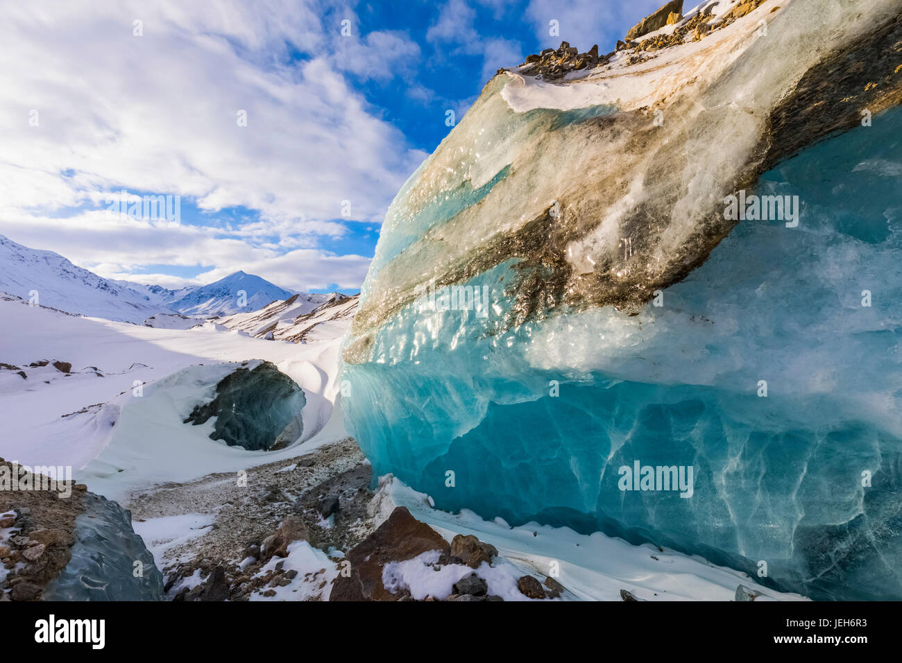 Ein großes Stück der exponierten Gletschereis in der Moräne des Black Rapids Gletscher im Winter; Alaska, Vereinigte Staaten von Amerika Stockfoto