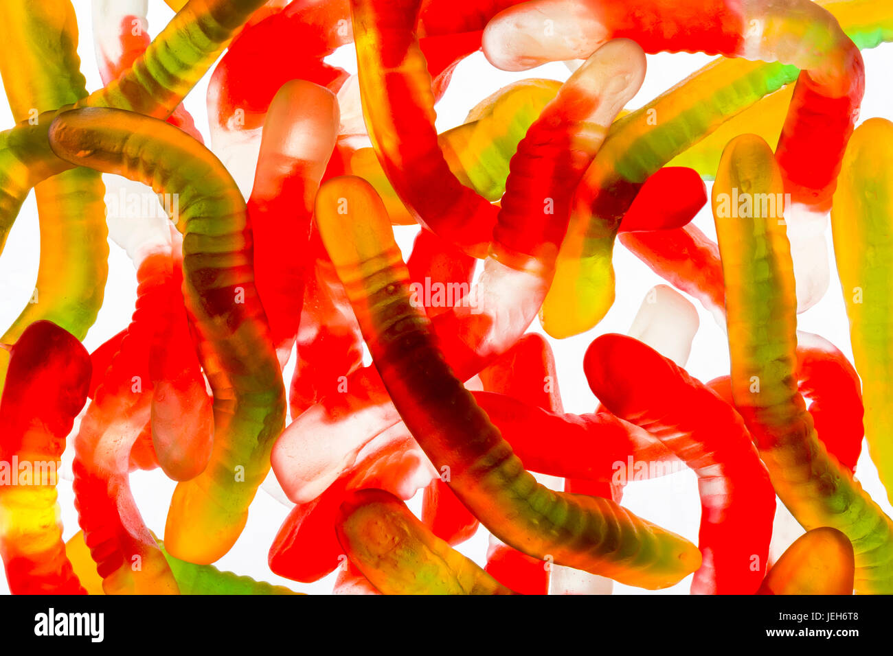 Bunten kandierten Gummibärchen Würmer Hintergrundbeleuchtung; Calgary, Alberta, Kanada Stockfoto