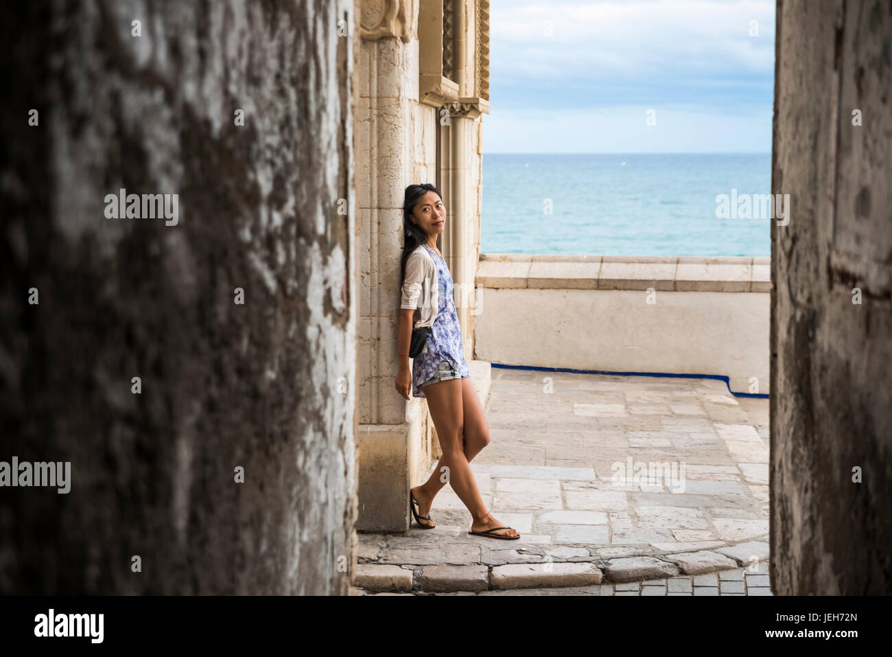 Porträt einer jungen Chinesin im Maricel Palast;  Sitges, Provinz Barcelona, Spanien Stockfoto