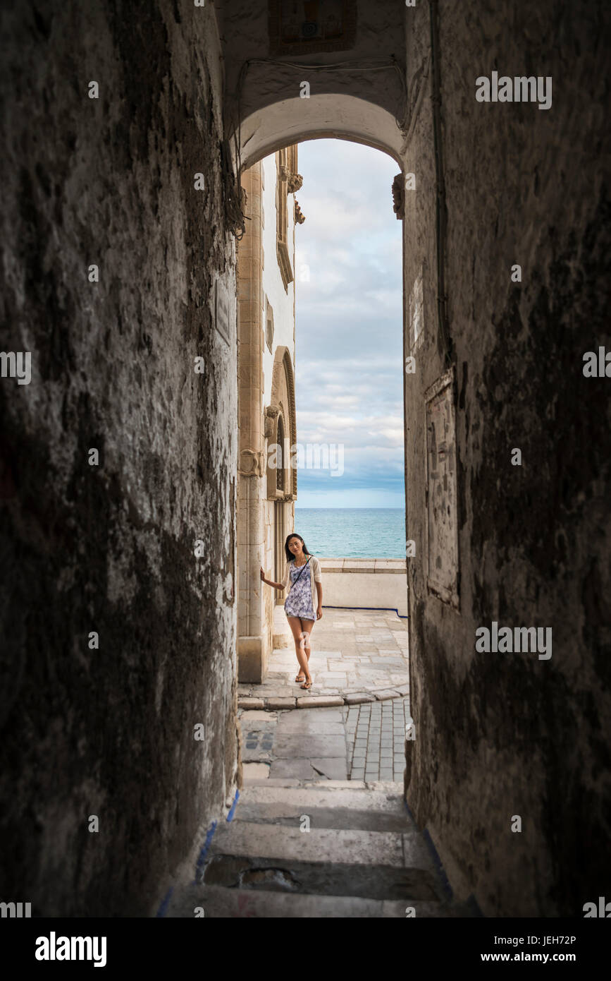 Porträt einer jungen Chinesin im Maricel Palast; Sitges, Provinz Barcelona, Spanien Stockfoto