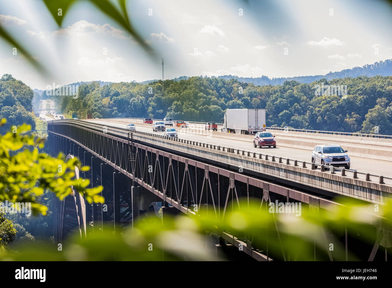 Die New River Gorge Bridge, Eine Steel Arch Bridge, die 3,030 Meter lang über die New River Gorge in der Nähe von fajetteville in den Appalachen im Osten liegt... Stockfoto