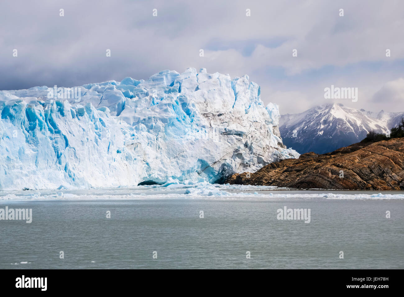 Perito Moreno-Gletscher im Los Glaciares Nationalpark im argentinischen Patagonien, in der Nähe von El Calafate; Provinz Santa Cruz, Argentinien Stockfoto