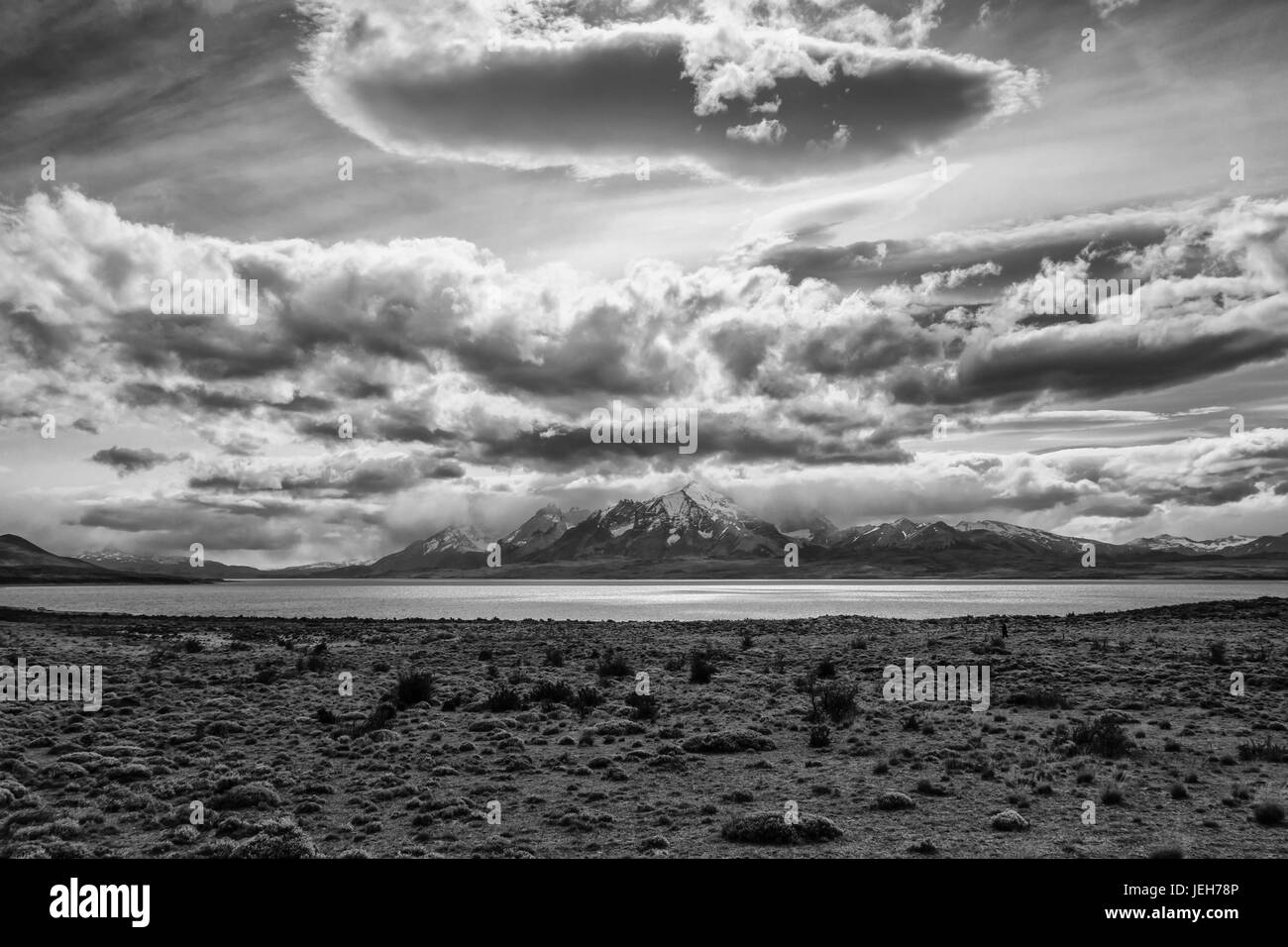 See-Sarmiento im Torres del Paine Nationalpark im chilenischen Patagonien mit Cordillera del Paine ikonischen Herzstück Gipfeln des Parks Stockfoto