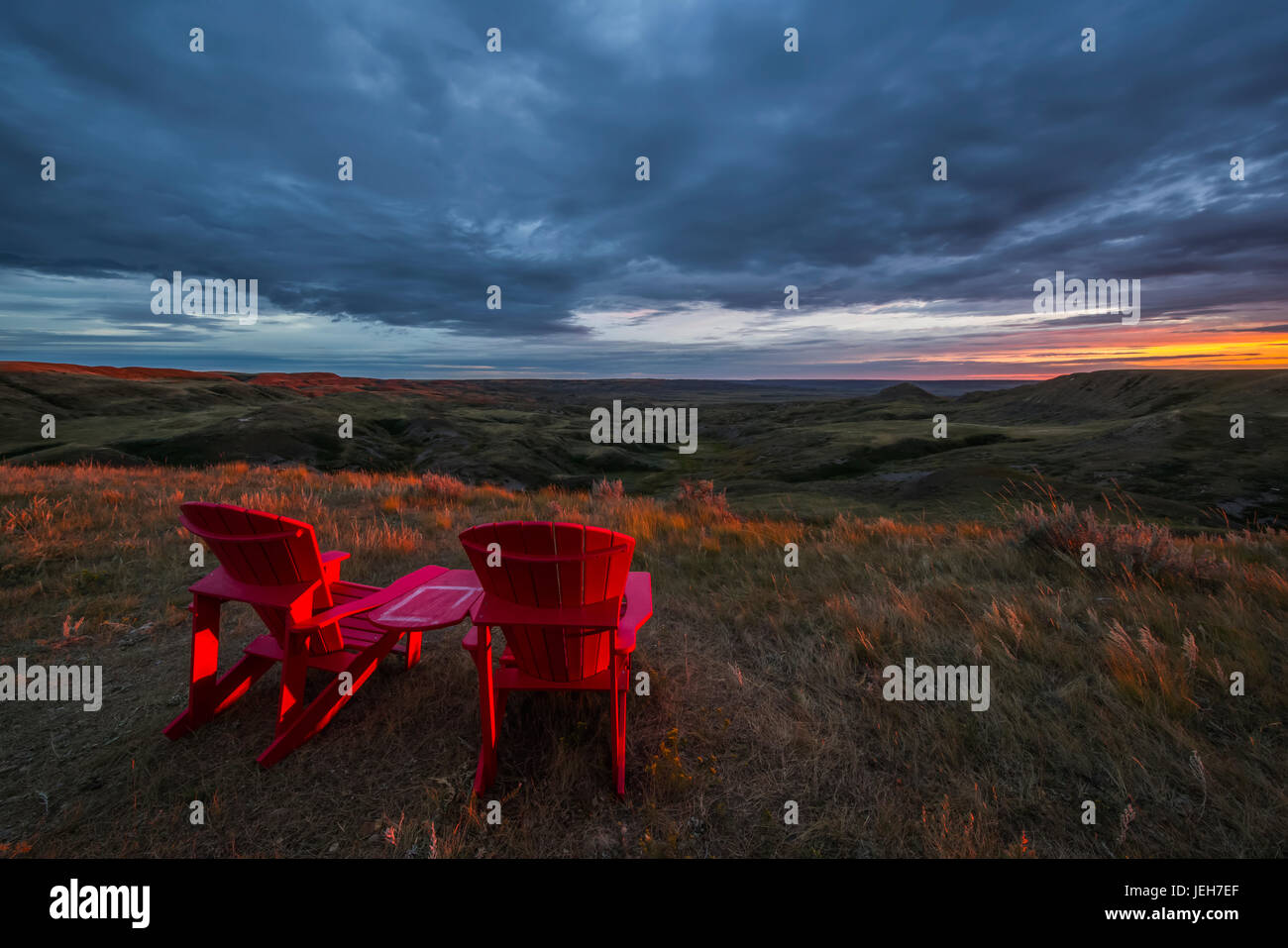 Rote Stühle mit Blick auf Wiesen Nationalpark; Val Marie, Saskatchewan, Kanada Stockfoto