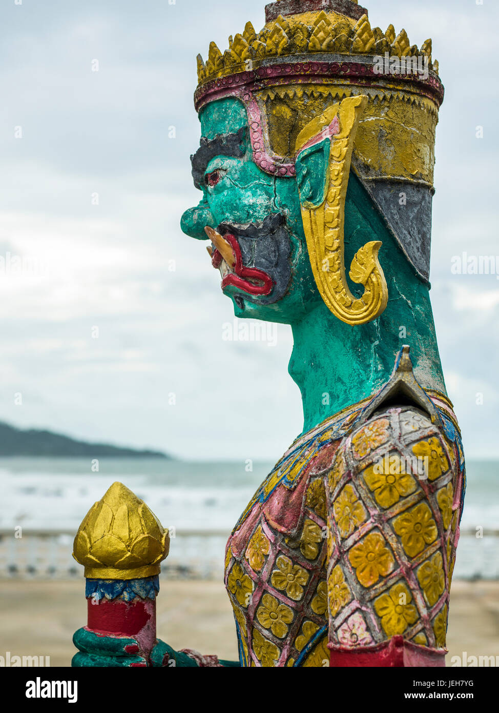 Nahaufnahme von einer bunten, bemalte Statue und den Golf von Thailand im Hintergrund; Ko Samui, Chang Wat Surat Thani, Thailand Stockfoto