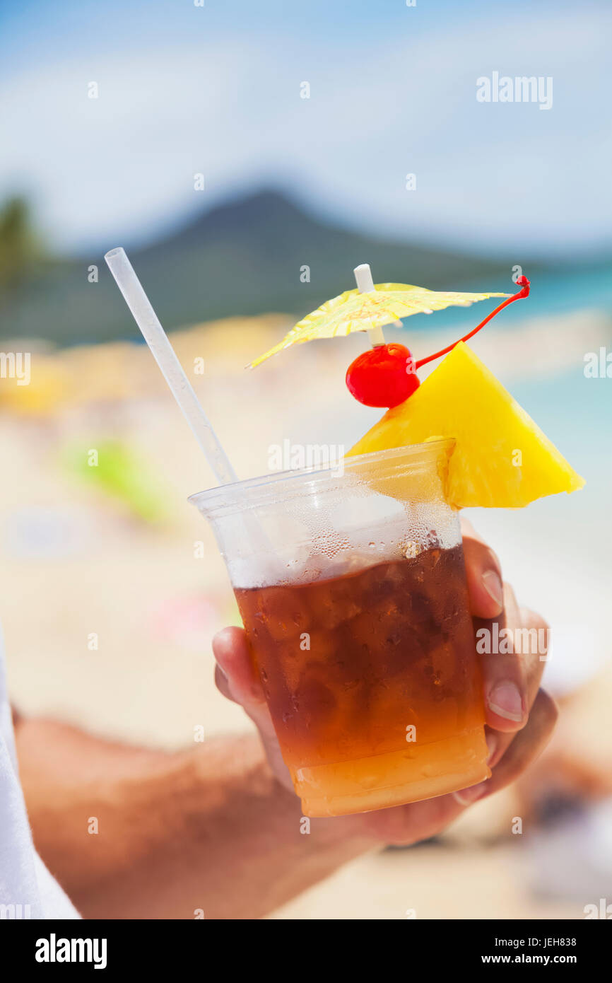Nahaufnahme von einem Mann, der einen Mai Tai-Drink mit Diamond Head und Waikiki Strand im Hintergrund hält; Honolulu, Oahu, Hawaii, Vereinigte Staaten von Amerika Stockfoto