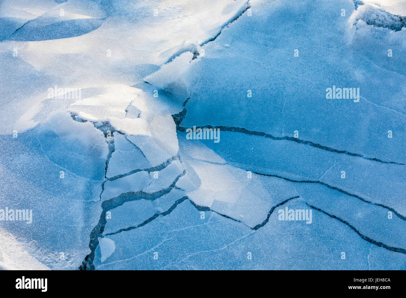 Detailansicht des gefrorenen Überlauf auf Meereis entlang Turnagain Arm im Winter, Süd-Zentral-Alaska; Alaska, Vereinigte Staaten von Amerika Stockfoto