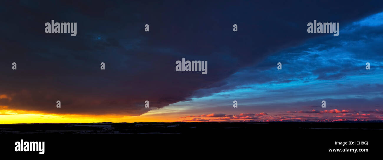 Dramatisch glühende Chinook cloud-Bildung bei Sonnenaufgang; Calgary, Alberta, Kanada Stockfoto