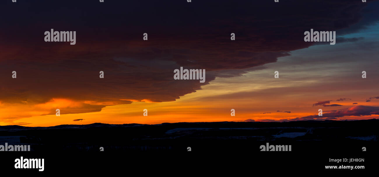 Dramatisch glühende Chinook cloud-Bildung bei Sonnenaufgang; Calgary, Alberta, Kanada Stockfoto