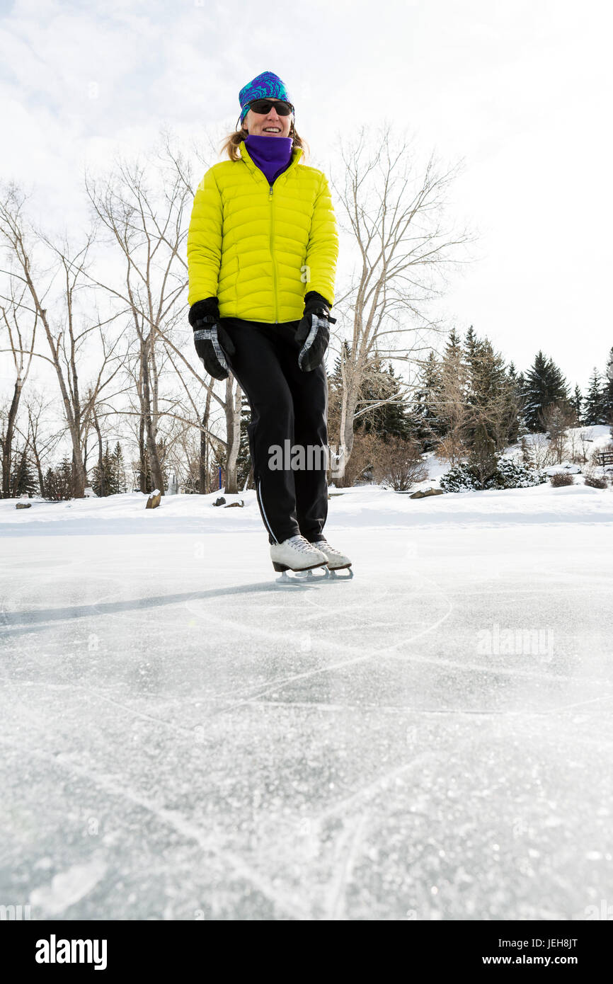 Niedrigen Winkel Ansicht einer Frau auf einem zugefrorenen Teich Schlittschuh laufen; Calgary, Alberta, Kanada Stockfoto