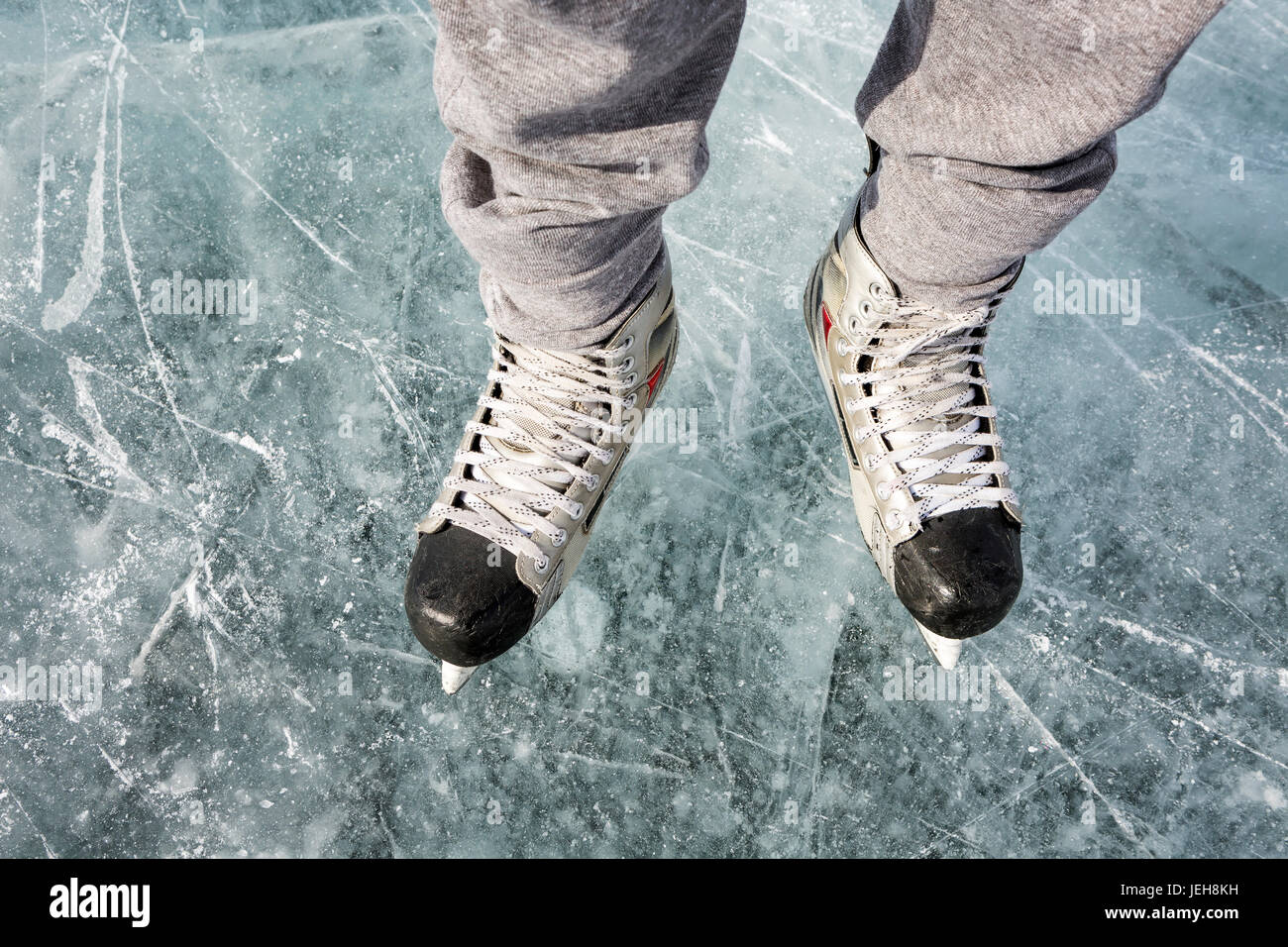 Erhöhte Ansicht und Nahaufnahme von Schlittschuhen auf dem Eis; Calgary, Alberta, Kanada Stockfoto