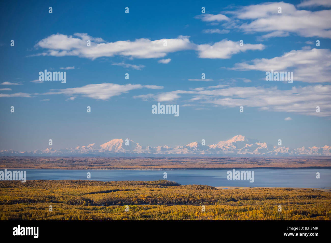 Schneebedeckter Mount Denali Und Foraker, Wie Von Der Joint Base Elmendorf Richardson Aus Gesehen, Mit Herbstbunten Bäumen Und Cook Inlet, Das Den Foregrou... Stockfoto