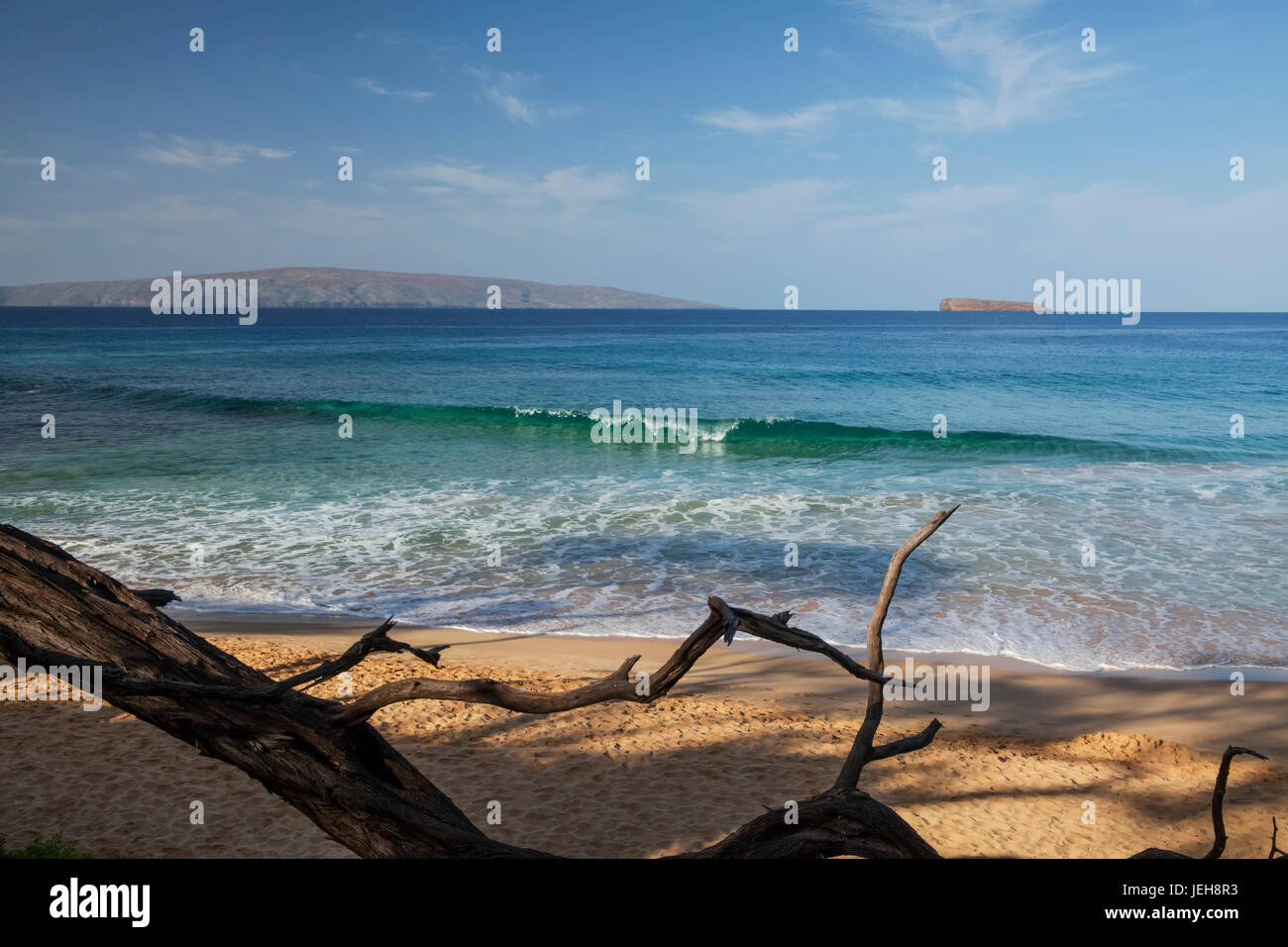 Blick auf Kahoolawe und Molokini Inseln vom kleinen Strand im Makena Beach State Park; Maui, Hawaii, Vereinigte Staaten von Amerika Stockfoto