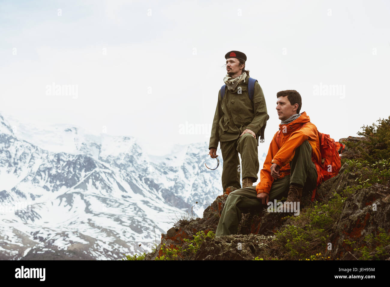 Zwei Wanderer Gebirgsgletscher Hang Stockfoto