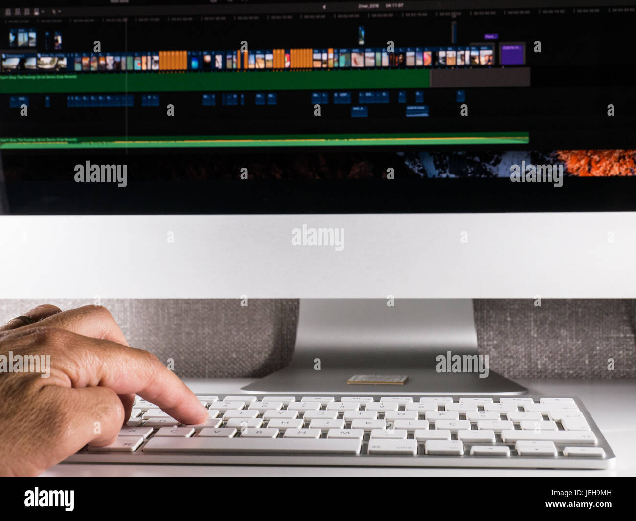 Mann arbeitet auf modernen Computer-Video-editing-Schreibtisch-setup Stockfoto