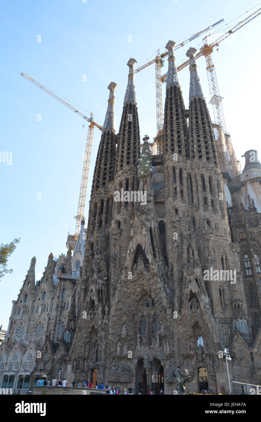 Straßenansicht der Basilika und der Expiatory Kirche der Heiligen Familie in Barcelona, Spanien Stockfoto