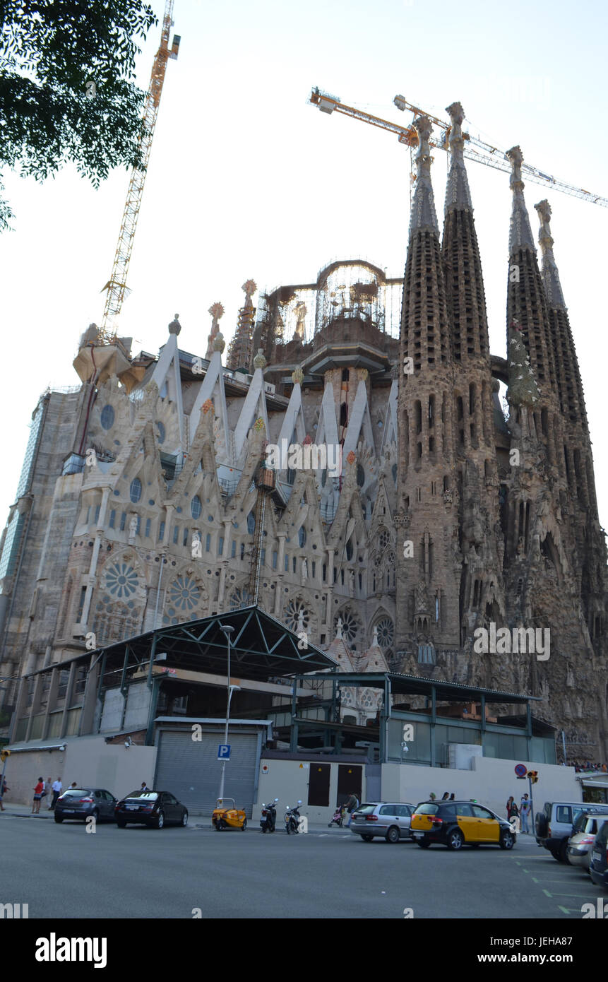 Straßenansicht der Basilika und der Expiatory Kirche der Heiligen Familie in Barcelona, Spanien Stockfoto