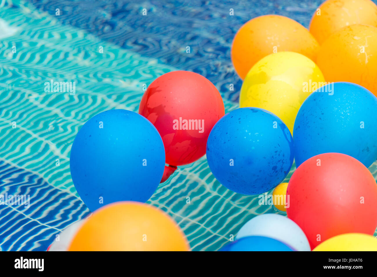Farbe Ballons schweben in einem pool Stockfoto