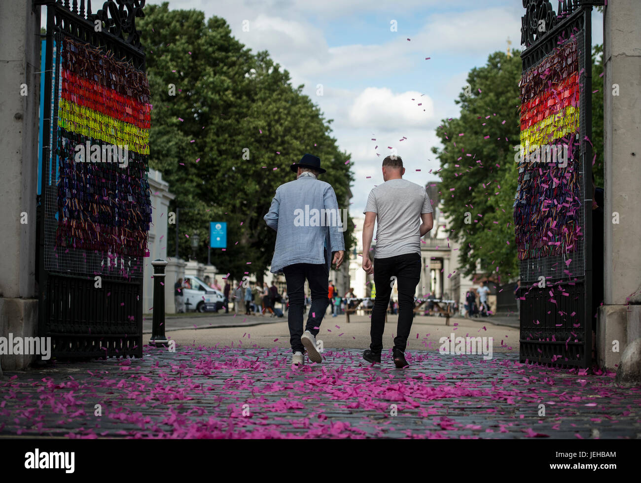 Sir Ian McKellen (links) und Stadtrat Danny Thorpe enthüllen eine Regenbogen Liebe sperren Anzeige anlässlich des 50. Jahrestages der Entkriminalisierung der Homosexualität im Greenwich + Docklands International Festival an der Old Royal Naval College in London. Stockfoto