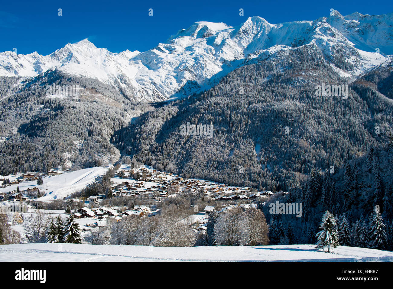 Blick auf Mont Blanc und Les Contamines Dorf im Winter, Chamonix, Frankreich Stockfoto