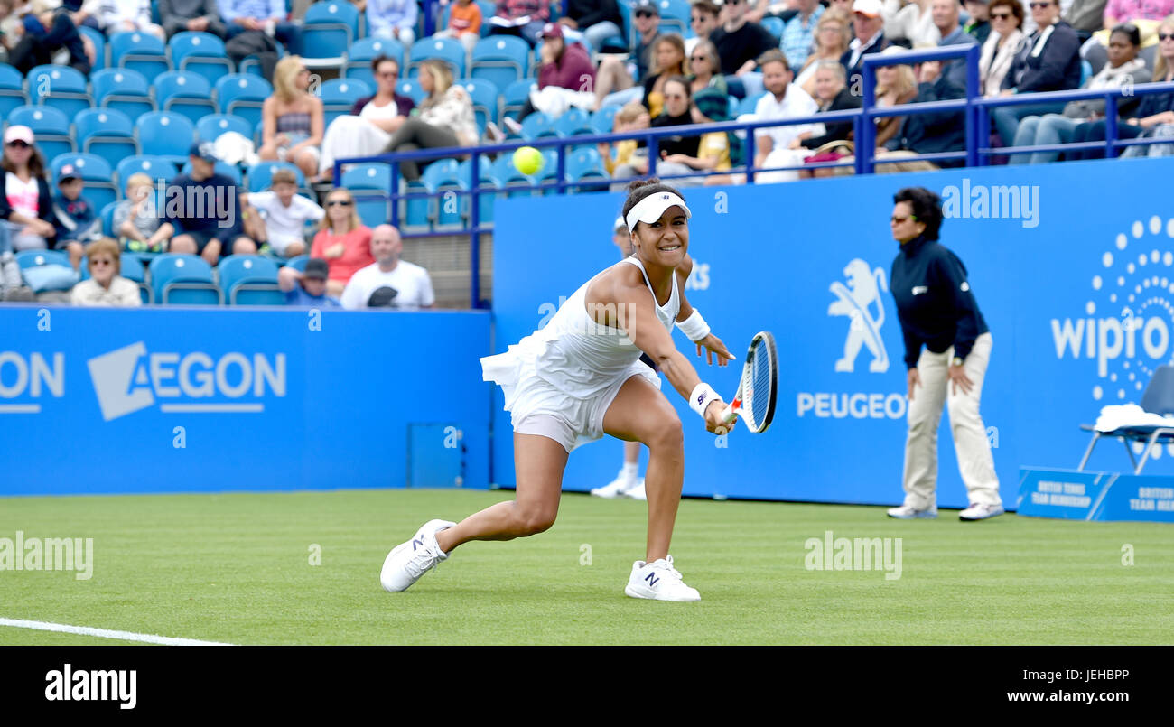 Heather Watson aus Großbritannien in Aktion gegen Lesia Tsurenko der Ukraine während der Aegon International Eastbourne-Tennis-Turnier in Devonshire Park in Eastbourne East Sussex UK. 25. Juni 2017 Stockfoto