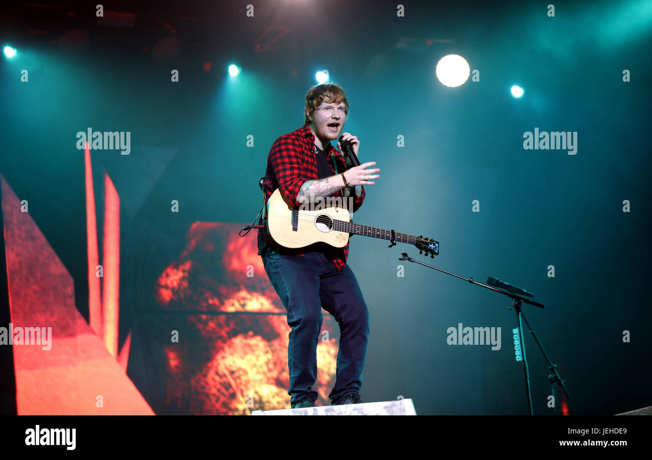 Ed Sheeran auf der Pyramide Bühne beim Glastonbury Festival in würdiger Farm in Somerset. Stockfoto