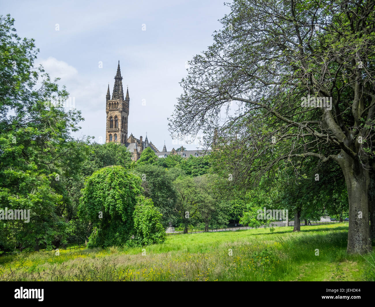 Kelvingrove Park mit Glasgow Universität Turm in der Ferne Stockfoto
