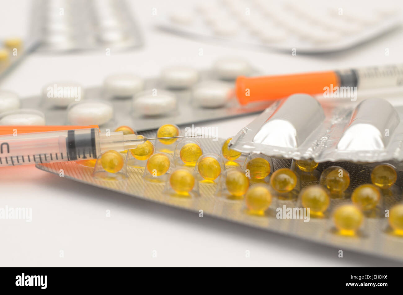 Empfängnisverhütende Tabletten in Paketen und ohne auf hellem Hintergrund. Stockfoto