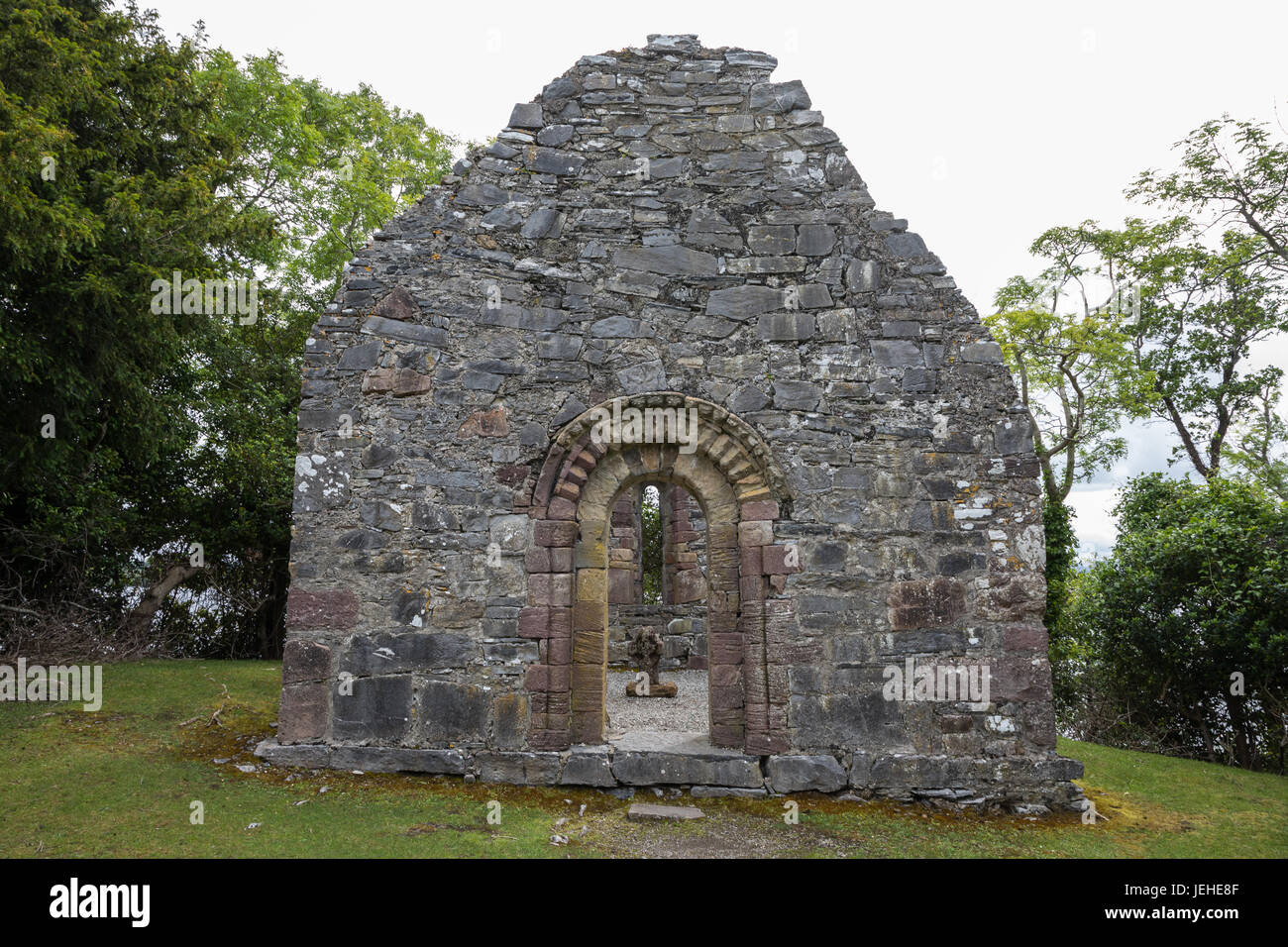 Ruinen des Oratoriums aus dem 12. Jahrhundert, Innisfallen Kloster, mit einem Hiberno-romanischen Torweg, Innisfallen Island, Lough Leane, Killarney Stockfoto