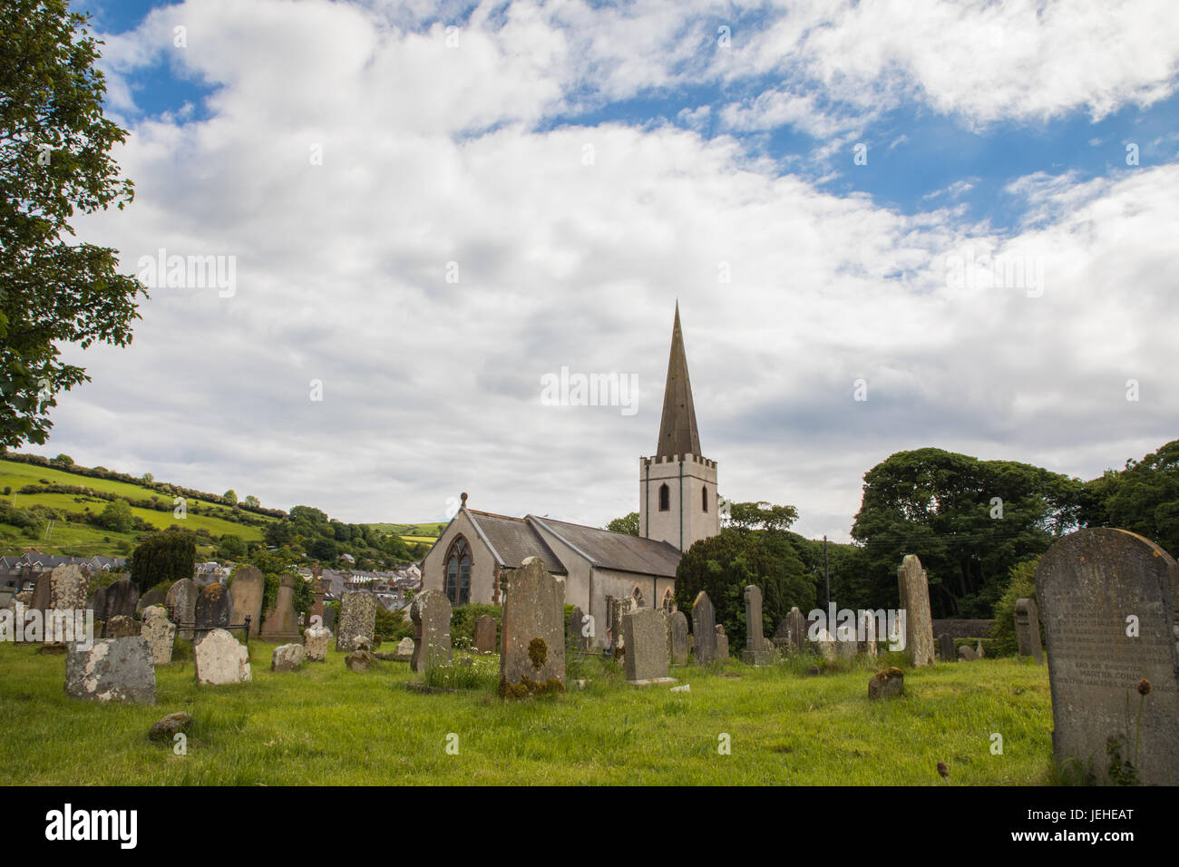 Landschaft mit Glenarm Friary, gegründet 1465, und St. Patrick's Church, erbaut 1759, in Antrim, Nordirland. Stockfoto