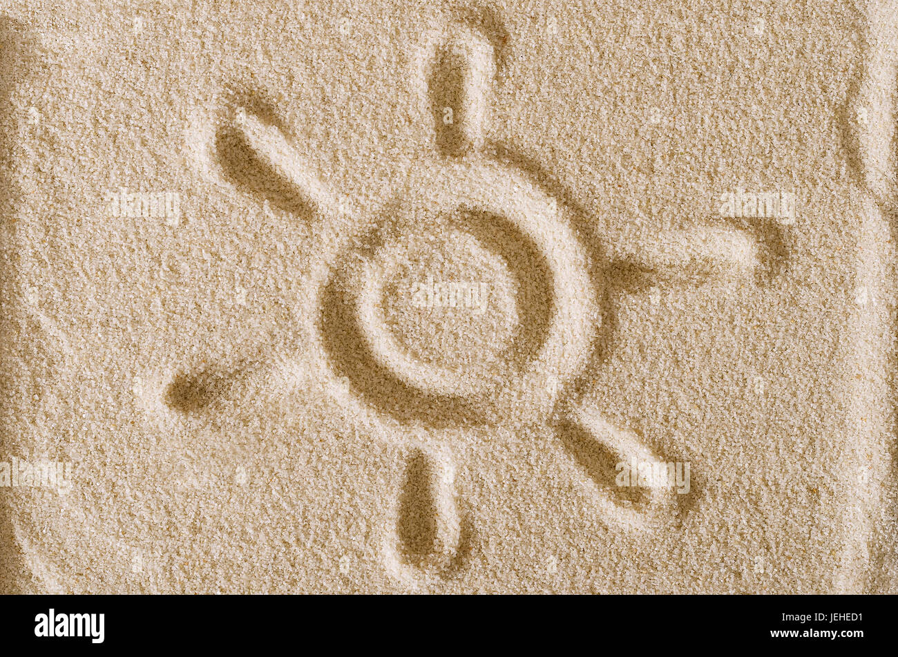 Sonnensymbol Sandoberfläche angesaugt. Das solar-Symbol ist ein Kreis mit sechs Strahlen. Piktogramm und Zeichen für hohe Helligkeit. Makrofoto Nahaufnahme von oben. Stockfoto