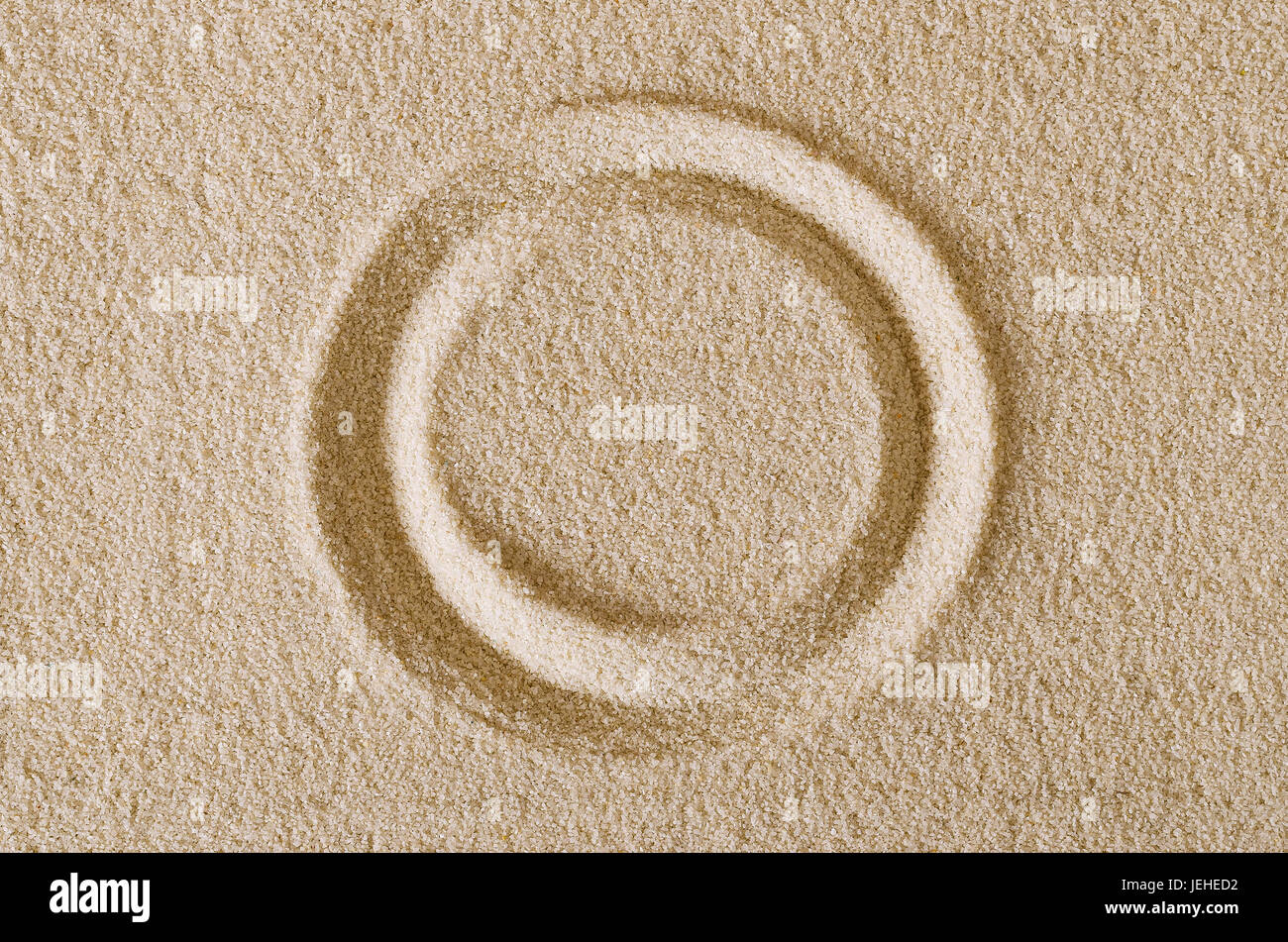 Kreis Form Impressum in Sandoberfläche. Eine geschlossene Kurve, einen Ring oder eine Disc in einen rechteckigen flachen Sand Bereich. Piktogramm und Zeichen. Makrofoto hautnah. Stockfoto