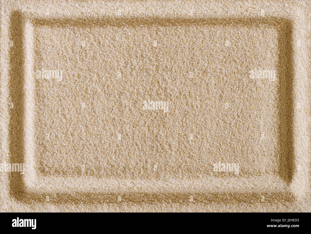Rechteck Form Impressum in Sandoberfläche. Rechteckiger Rahmen in einer flachen Sand Gegend wie ein Rahmen und als Hintergrund verwenden. Makro-Foto. Stockfoto