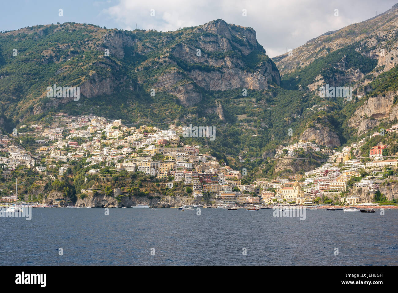 Positano an der Amalfiküste in der Nachmittagssonne, die aus dem Meer, Kampanien, Italien gesehen Stockfoto