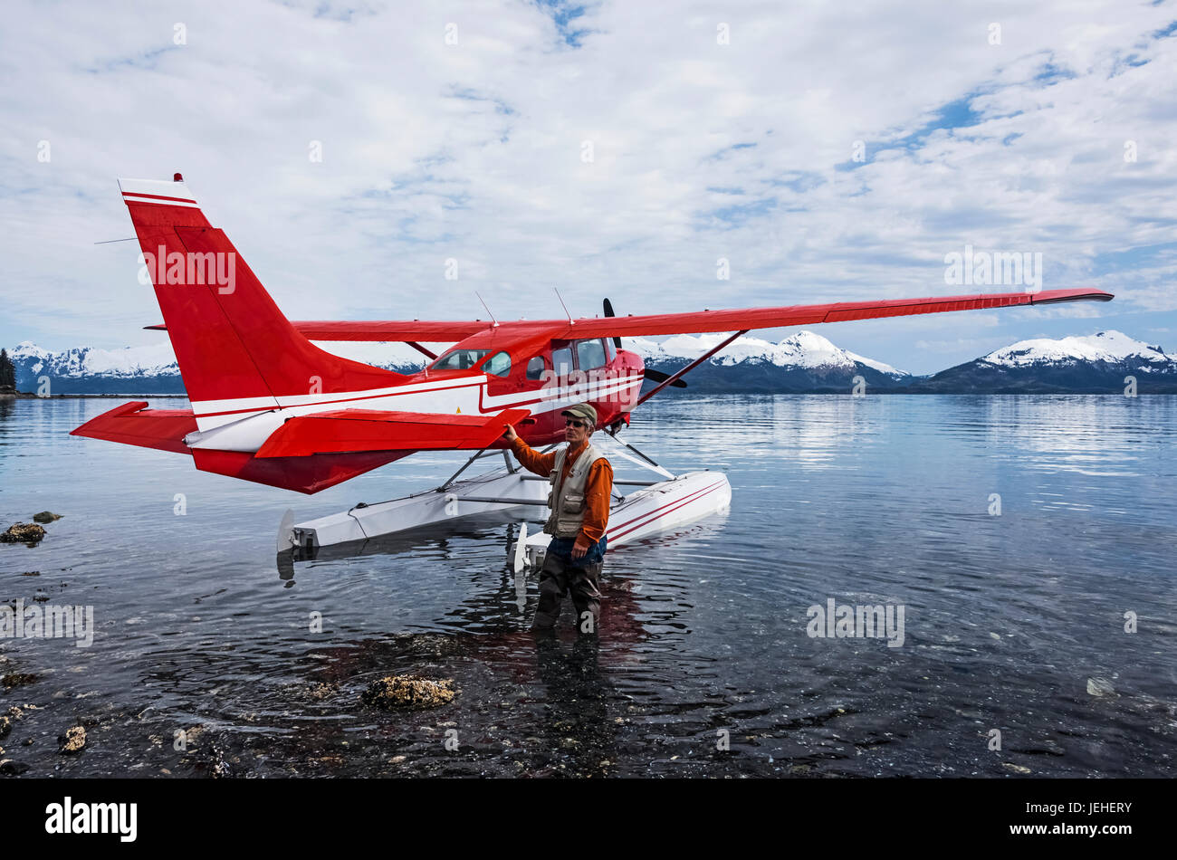 Mann stand neben einem Wasserflugzeug Cessna 206 im Hobo Bay, Port Wells, Prinz-William-Sund, Yunan Alaska, USA Stockfoto
