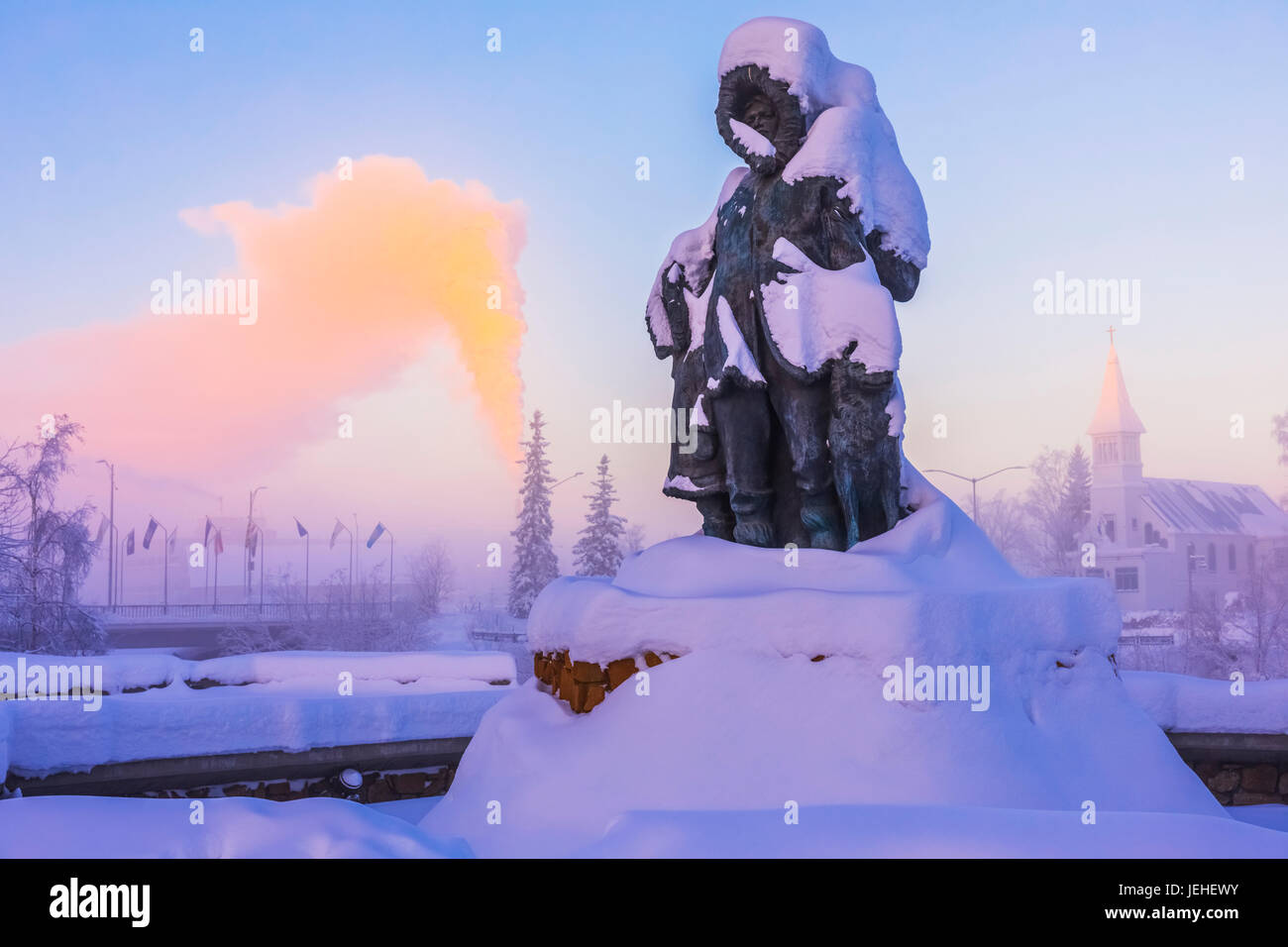 Erste Familie Statue in Golden Heart Plaza in der Innenstadt von Fairbanks bei einem Subzero Sonnenaufgang (-35F) im Winter, innen Alaska, USA Stockfoto