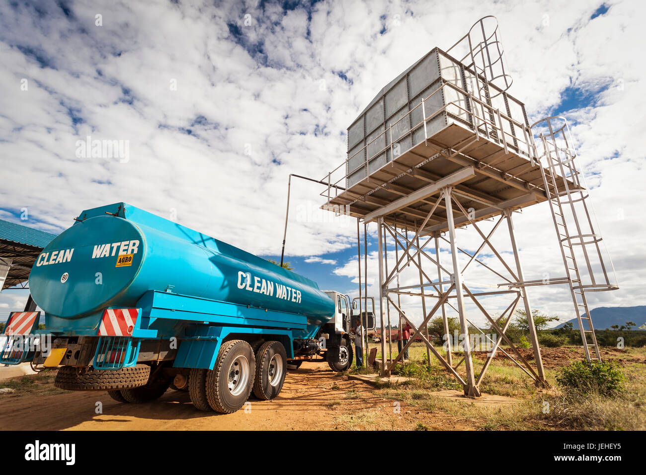 Ein sauberes Wasser LKW sitzt unter einem Wasserspeicher; Kenia Stockfoto