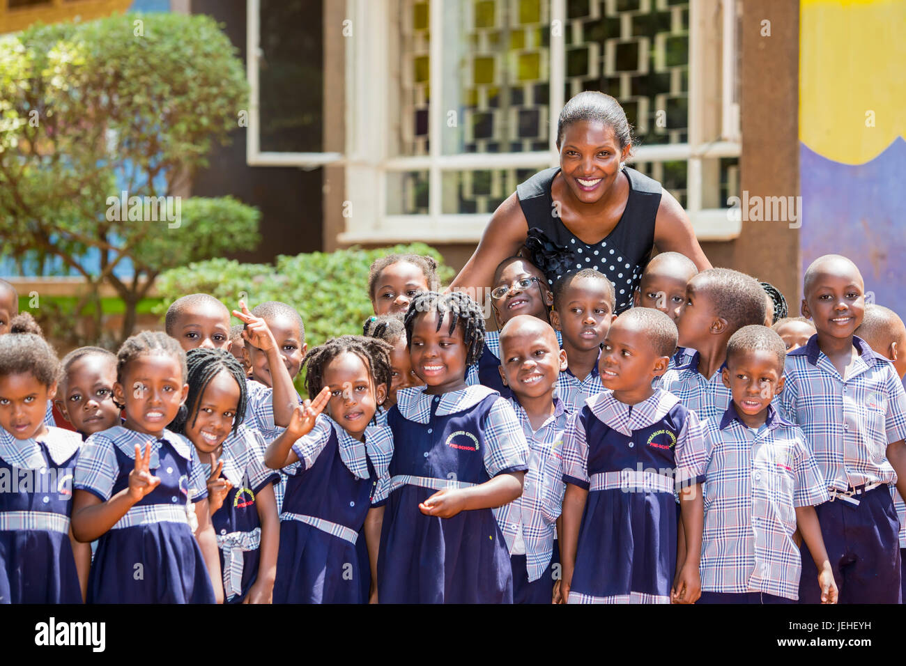 Porträt eines Lehrers mit ihren frühen Bildung Studenten Schätze christlichen Vorschule; Kampala, Uganda Stockfoto