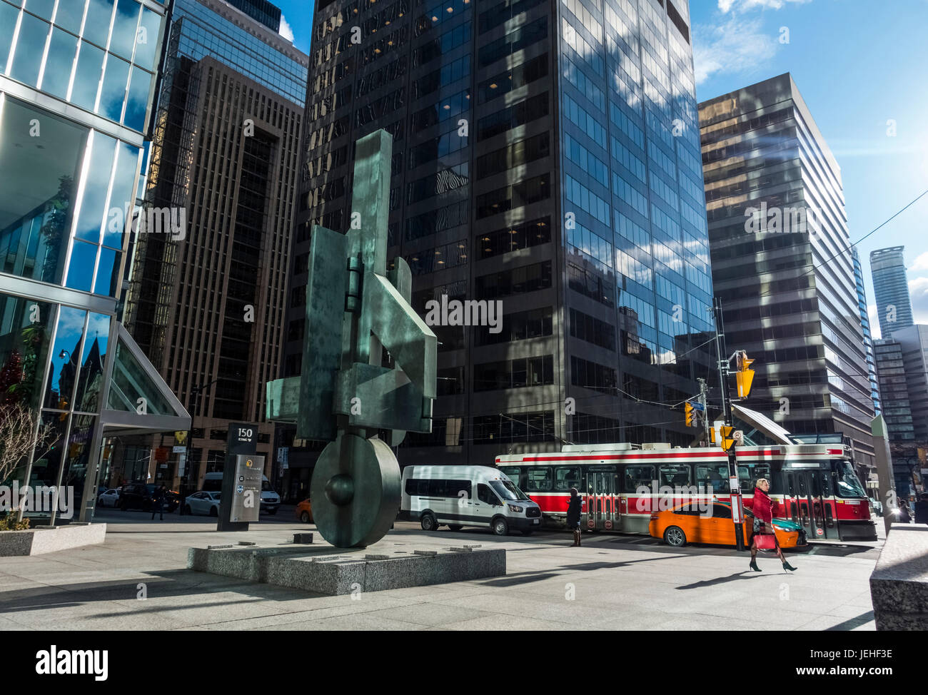 Universität und King Street Downtown Toronto, Sorel E Trog Skulptur und Sun Life Gebäude; Toronto, Ontario, Kanada Stockfoto