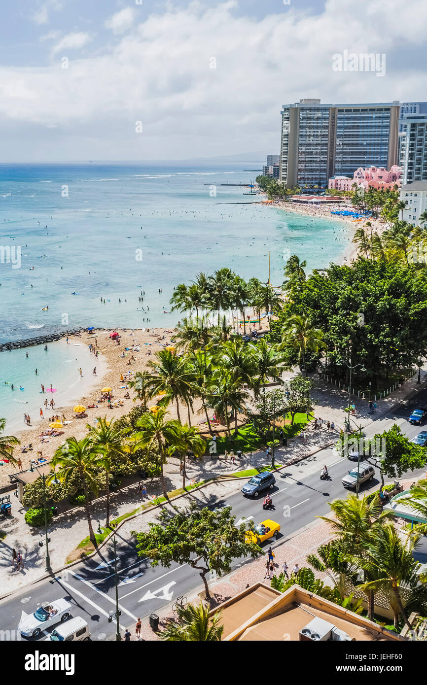 Blick auf die Stadt Honolulu entlang der Küste mit Stränden und Resorts; Honolulu, Oahu, Hawaii, Vereinigte Staaten von Amerika Stockfoto