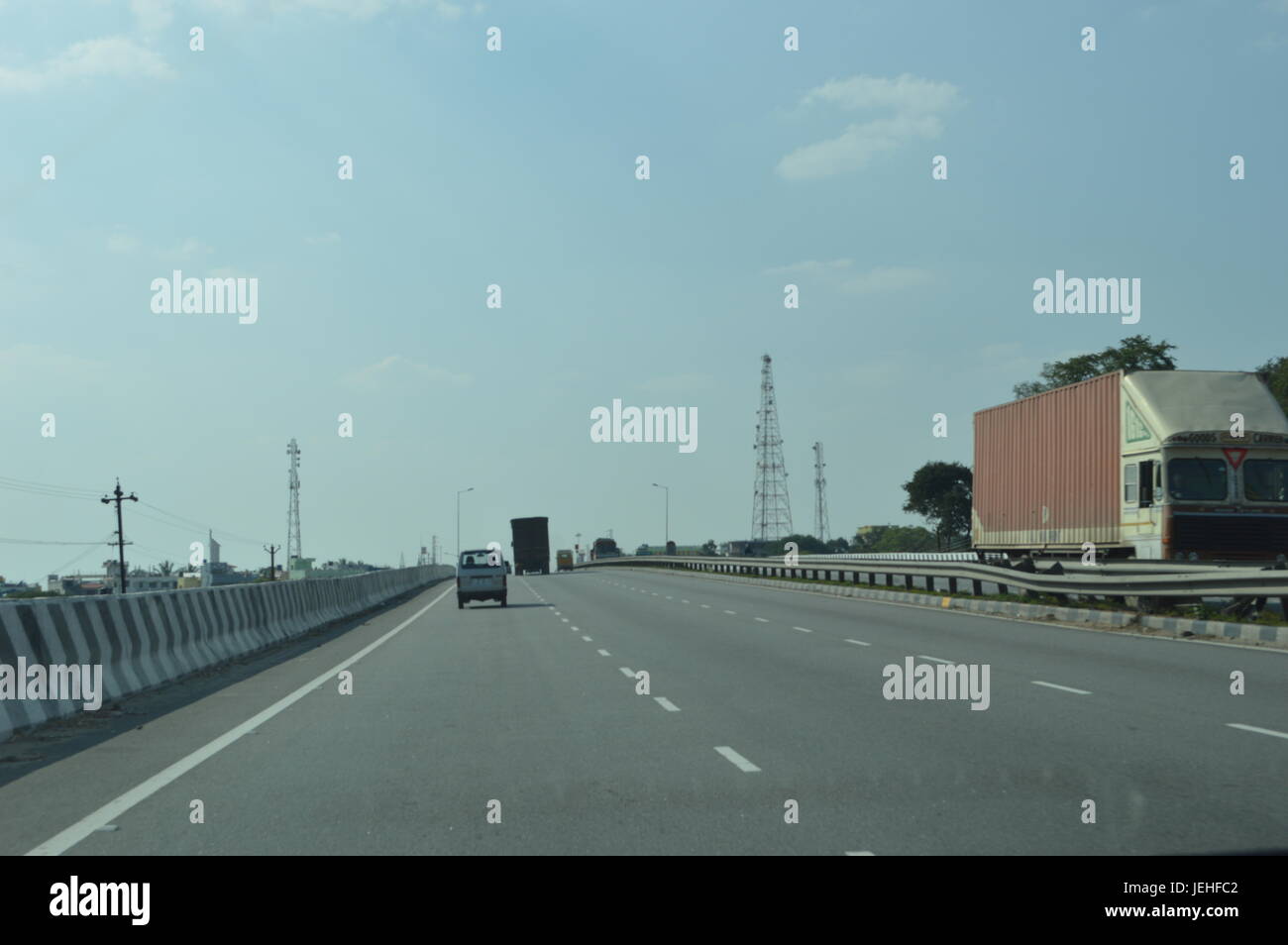 Nationalstraße in Tamil Nadu-Richtung Karnataka Stockfoto