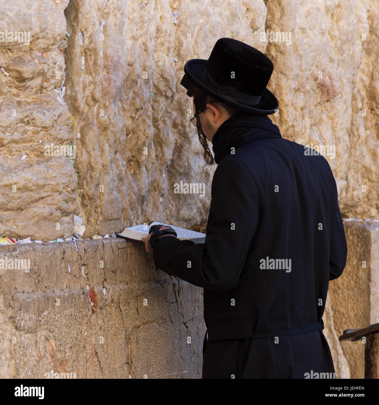 Ein orthodoxer Jude stehend an der Klagemauer, Altstadt von Jerusalem; Jerusalem, Israel Stockfoto