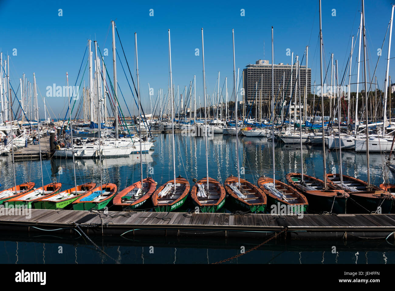 Tel Aviv-Yachthafen mit zahlreichen Segelboote vor Anker; Tel Aviv-Yafo, Bezirk Tel Aviv, Israel Stockfoto